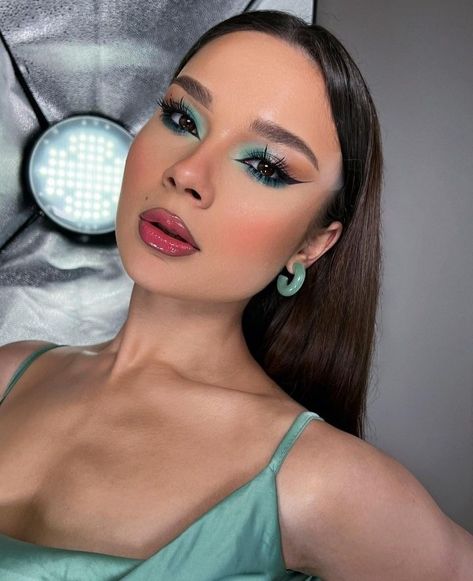 Mint Green Eyeshadow Looks, Aqua Makeup Look, Unique Facial Features, Turquoise Makeup, Green Eyeshadow Look, Purple Makeup Looks, Artsy Makeup, Brown Girls Makeup, Different Face Shapes