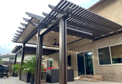 Pergola Not Attached To House, Alumawood Patio Covers Ideas, Aesthetic House Wallpaper, House Wallpaper Design, Modern Patio Cover, Alumawood Patio Covers, Desert Yard, Patio Options, Patio Roof Extension Ideas