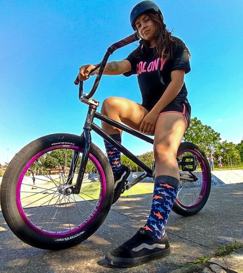 Bmx freestyle, bmx girl esporte bike - iniciante Bmx Girl, Bicycle Cafe, Bmx Freestyle, Rave Girl, Racing Girl, Bmx Bike, Sitting Poses, Bmx Bikes, Bike Design