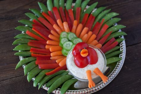 This is a veggie tray arranged to look like a turkey. I got the idea from someone else on this site. I made mine a little simpler. You can use any veggies you want. I am listing the ingredients that I used. I used a big serving tray, so you can edit the amount of veggies you use to the size of your tray. Even if it doesnt look like a turkey to some people, it is still arranged nicely. The ounces are just guesses because I already threw out the cans. Christmas Themed Food Ideas, Turkey Veggie Tray, Thanksgiving Veggies, Vegan Thanksgiving Menu, Healthy Thanksgiving Recipes, Decorações Com Comidas, Vegetable Tray, Healthy Thanksgiving, Delicious Thanksgiving