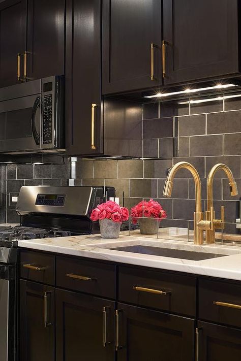 Kitchen Cabinets With Gold Hardware, Gold Hardware Kitchen, Cabinets With Gold Hardware, Black Shaker Cabinets, Dark Brown Kitchen Cabinets, Brown Kitchen Designs, Gold Kitchen Hardware, Backsplash Kitchen White Cabinets, Espresso Kitchen Cabinets