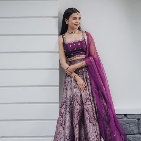 Blouse On Lehenga Design, Outfits From Banarasi Saree, Brides Sister Lehenga, Purple Banarasi Lehenga, Engagement Look For Bride Sister, Silk Saree Lehenga Designs, Purple Lehenga Color Combos, Lengha Choli Modern Wedding, Gujarati Bridal Lehenga