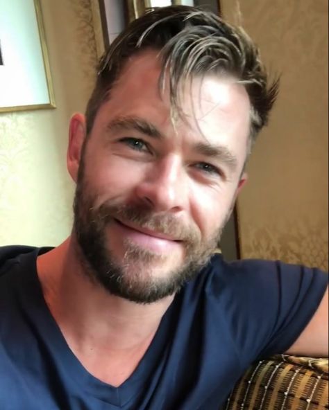 Chris Hemsworth Selfie, Video Couple, Man Haircut, Chris Hemsworth Thor, Mark Wahlberg, Marvel Thor, Liam Hemsworth, Skull Wallpaper, Marvel Wallpaper