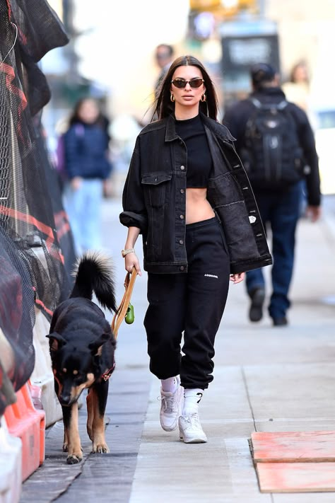 Emily Ratajkowski goes for a walk in a denim jacket, crop top, sweatpants and white Nike sneakers. #celebritystyle #emrata #emilyratajkowski #nike #streetstyle Levi Trucker Jacket Outfit Women, Black Levi Jeans Outfits, Air Max Plus Outfits, Emrata Outfits, Trucker Jacket Outfit, Emrata Style, Lounge Wear Stylish, Dog Walking Outfit, Emily Ratajkowski Outfits