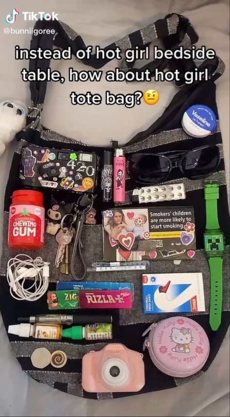 Small Emergency Bag, What To Have In Your Bag, What’s In My Bag Aesthetic, Bag Essentials School, Backpack Tour, Whats In My Backpack, Bag Tour, Everyday Bag Essentials, School Bag Essentials