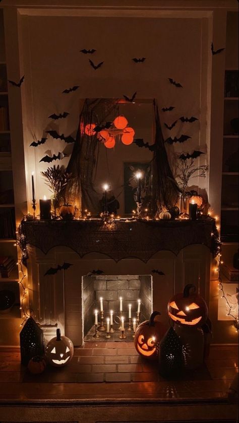 Halloween Fireplace, Halloween Living Room, Halloween Bedroom, Halloween Decor Ideas, Casa Halloween, Halloween Mantel, Halloween Room Decor, Dekor Diy, Halloween Banner