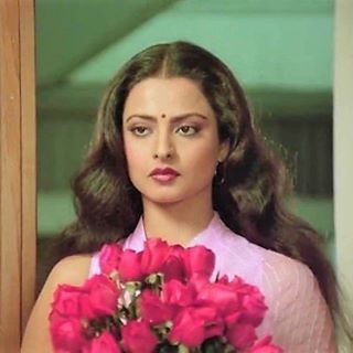 #muvyz042117 #BollywoodFlashback #whichmuvyz #guessthemovie #Diva #Rekha #instadaily #instagood #instapic #muvyz Rekha Aesthetic, Flashback Aesthetic, Bollywood Icons, Bollywood Aesthetics, Bollywood Women, 90s Bollywood Actress, 90s Bollywood Fashion, Goddess Beauty, Rekha Actress