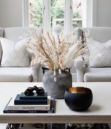 How to find the perfect balance when styling your coffee table. Sho & Co Interior design in the Washington DC area offers tips and ideas for every style. Coffee Table Decor Ideas, Coffee Table Decor Living Room, Ruang Tv, Creative Coffee Table, Table Decor Ideas, Table Decor Living Room, Decor Steals, Home Coffee Tables, Coffee Table Decor