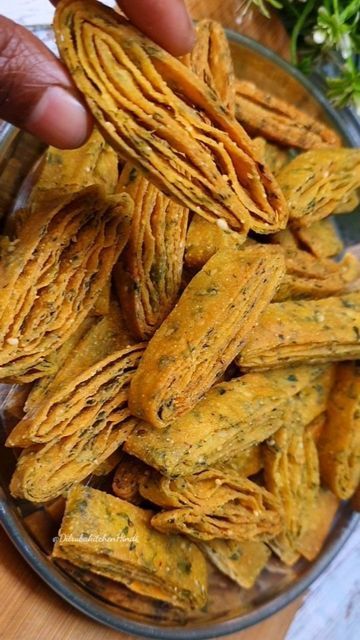 Easy Fast Food Recipes Snacks, Mathri Recipe Indian Snacks, Diwali Nasta, Methi Puri Recipe, Mathri Recipe, Tailoring Ideas, Veg Snacks, Puri Recipes, Diwali Special