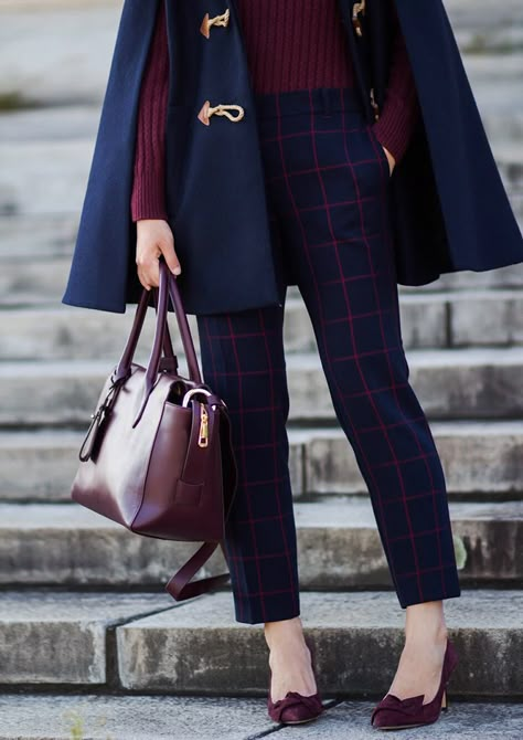 Blue Plaid Pants Outfit, Plaid Pant Outfits, Outfit Bordeaux, Bordeaux Outfit, Dark Winter Color Palette, Winter Looks For Women, Burgundy Outfit Ideas, Work Outfits Winter, Plaid Blazer Outfit