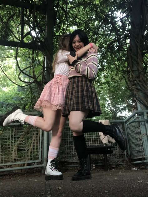 two girls hugging Black And Pink Gf Aesthetic, Matching Things Aesthetic, Pink And Black Matching Outfits, Goth And Pink Couple, Pink And Black Girlfriends, Pink N Black Outfit, Pink And Black Friends Aesthetic, Best Friend Opposites, Opposite Girlfriends Aesthetic