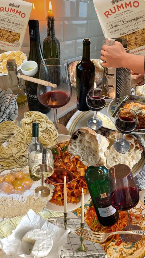 Italian Dinner Party, Italian Night, Summer Party Themes, Family Style Dinner, Birthday Dinner Party, Wine Dinner, Pasta Night, Italian Dinner, Mouth Watering Food