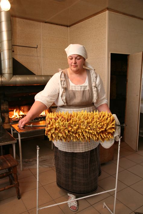 Lithuanian Šakotis or Raguolis, or in Poland sękacz, is a popular Lithuanian-Polish traditional cake.  Its name means "branched tree," and it is often conical, like a pine tree, with the drips as branches. Polish Lithuanian Commonwealth, Lithuania Food, Lithuanian Recipes, Potato Pudding, Baltic Countries, World Thinking Day, Poland Travel, Baltic States, Tree Cakes