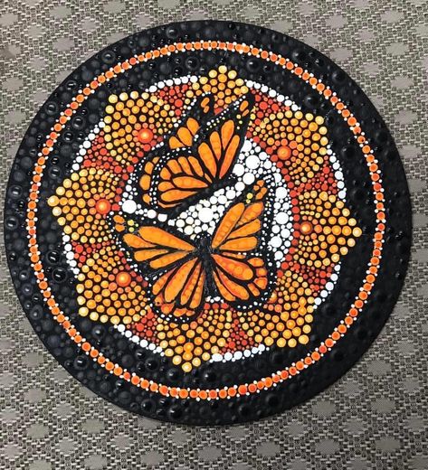 Wiccan Mandala, Dot Art On Rocks, Butterfly Dot Painting, Rock Dot Painting, Dot Painting Ideas, Butterfly Mandala, Mandala Rock Art, Mandala Dot Art, Stone Art Painting