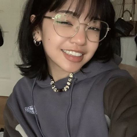 abiibondoc icon Abi Bondoc, Glasses For Oval Faces, Short Hair Glasses, Glasses For Round Faces, Glasses Frames Trendy, Corset Fashion Outfits, Classy Glasses, Clear Glasses Frames, Glasses Inspo