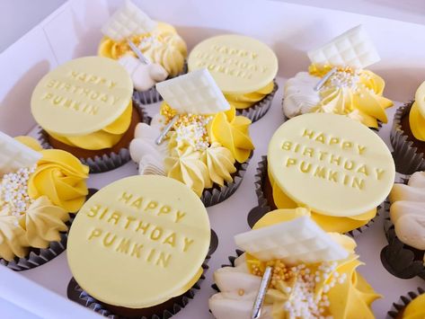 Cupcakes Yellow, Yellow Birthday Cupcakes, Yellow Cupcakes Decoration, Yellow Party Themes, Baby Lunch, Yellow Cupcakes, Mothers Day Cupcakes, First Birthday Cupcakes, Yellow Party