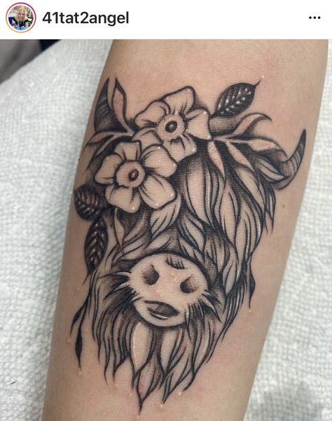 Watercolor Highland Cow Tattoo, Cow Shoulder Tattoo, High Land Cow Tattoo, Cow With Flower Crown Tattoo, Tattoo Ideas Female Sleeve Country, Flower Cow Tattoo, Cow Tattoo For Women, Highland Cows Tattoos, Mini Highland Cow Tattoo