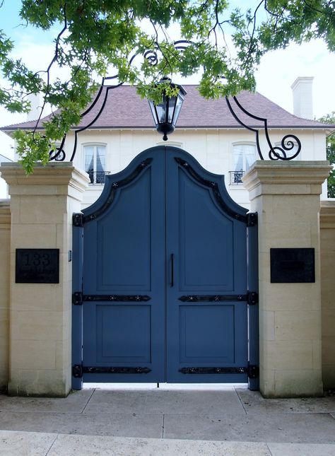 Tina Motta — via Pinterest French Gates, Garden Gates And Fencing, Estate Gates, Wooden Gates, Front Gates, Entry Gates, Driveway Gate, Door Gate, Iron Gates