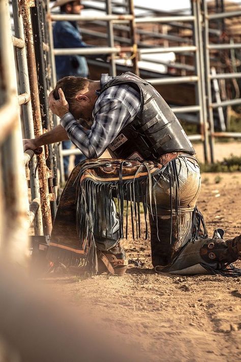 Outdoors Quotes, Cowboy Photography, Design Humor, Hats Western, Rodeo Time, Rodeo Cowboys, Cowboy Pictures, Cowboy Aesthetic, Western Photography