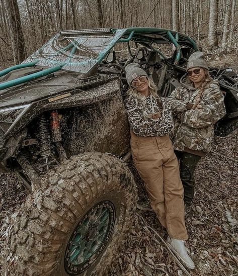 Dream Country Life, Country Lifestyle Aesthetic, Country Best Friend Pictures, Country Aesthetic Western, Country Cars, Country Pics, Leah Fish, Country Friends, Country Best Friends