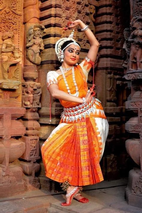 Odissi Dance Costumes, Odishi Dance Painting, Odissi Dance Poses, Odissi Dance Photography, Bharatanatyam Drawing, Odisha Dance, Indian Dance Art, Odissi Dance, Indian Dances