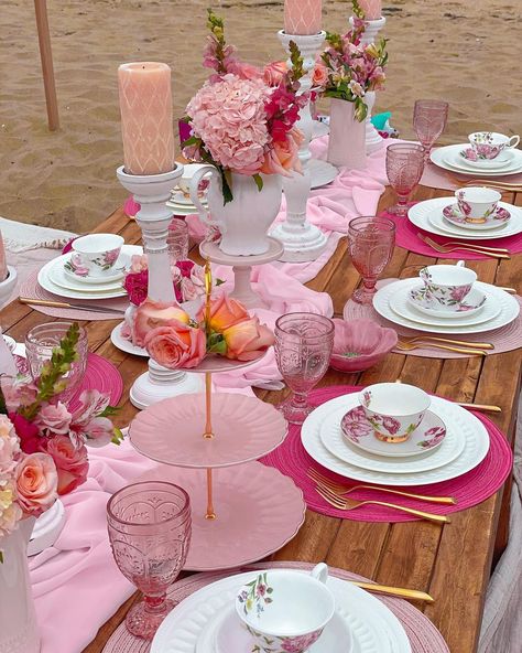 Tea Party Table Setup, Pink Picnic Party, Boho Tea Party, Outdoor Tea Party, Picnic Tea Party, Bridgerton Birthday Party, Picnic Party Decorations, Tea Party Centerpieces, Dinner Party Planning