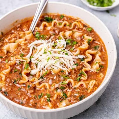 Easy Beef Lasagna Soup - Healthy Fitness Meals Lasagna Soup Healthy, Healthy Lasagna Soup, Healthy Lasagna, Gluten Free Lasagna, Fitness Meals, Beef Lasagna, Lasagna Soup Recipe, Cheese Lasagna, Comforting Soup