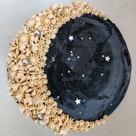 Alyssa on Instagram: “✨c a k e✨ A simple crescent moon for your Thursday🌜 • • • • • • #baker #homebaker #homebakery #smallbusiness #smallbusinessowner #cake…” Moon Phases Cake, Crescent Shaped Cake, Moon Phase Cake, Crescent Moon Cake Design, Witchy Cake Birthdays, Moon Smash Cake, Half Moon Cake, Moon Cake Ideas, Witchy Cake