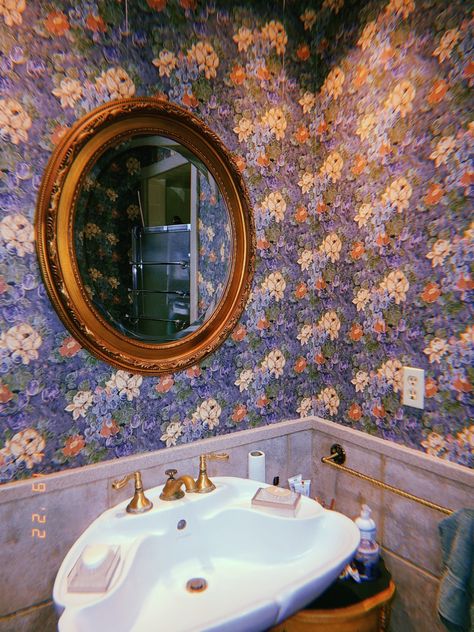 Old Lady Bathroom, Old Lady Home Decor, Old Lady Decor, Old Lady Aesthetic, Old Lady House, Ladies Bathroom, Bus Living, Old Bathroom, Cute Room Ideas