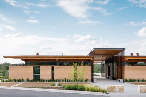 Michael Hsu Office Of Architecture, U Shaped Architecture, Dropoff Area Architecture, L Shape Architecture, Architecture 2023, Ranch Architecture, Michael Hsu, Rammed Earth Homes, Ranch Design