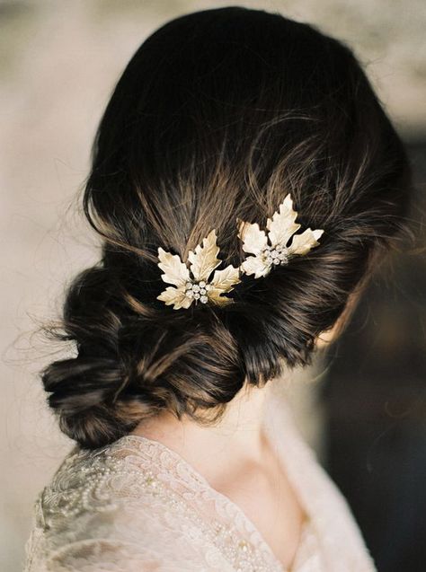 elegant updo wedding hairstyles with gold leaves hair combs Rolled Hair, Loose Chignon, Sanggul Modern, Hairpiece Wedding, Erich Mcvey, Leaves Photo, Leaf Headpiece, Autumn Bride, Rhinestone Hair Pin