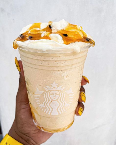 Caramel Ribbon Crunch, Iced Starbucks Drinks, Caramel Frappuccino, Secret Starbucks Drinks, Starbucks Caramel, Starbucks Coffee Drinks, Caramel Crunch, Starbucks Drink, Starbucks Drinks Recipes