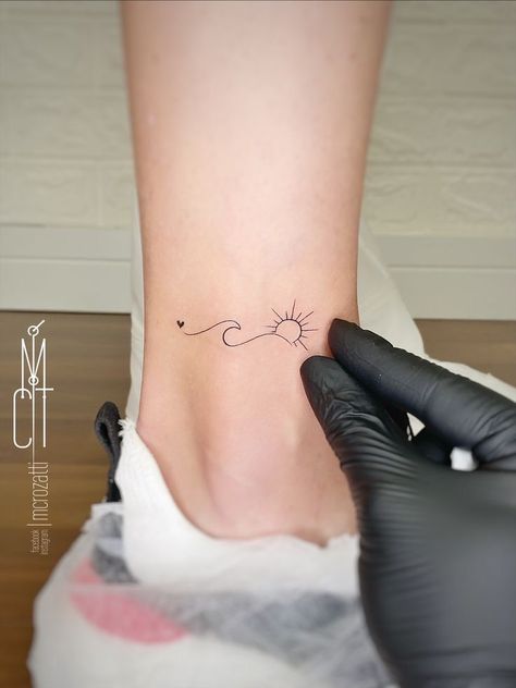 Sea Minimalist Tattoo, Sea Tattoos For Women, Cool Minimalist Tattoos, Small Cute Tattoos, Tattoo Sea, Tattoo On Foot, Beachy Tattoos, Tato Minimal, Small Girly Tattoos