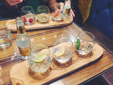 Gin Table Ideas, Gin And Food Pairing, Gin Pairing Food, Gin Party, Gin Distillery Interior, Drinks Cabinets, Pub Ideas, Fever Tree, Gin Tasting