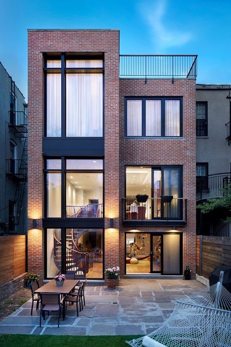 Townhouse Exterior, Modern Townhouse, Casa Country, Townhouse Designs, Narrow House, Brick Exterior House, Brick Architecture, Passive House, Exterior Brick