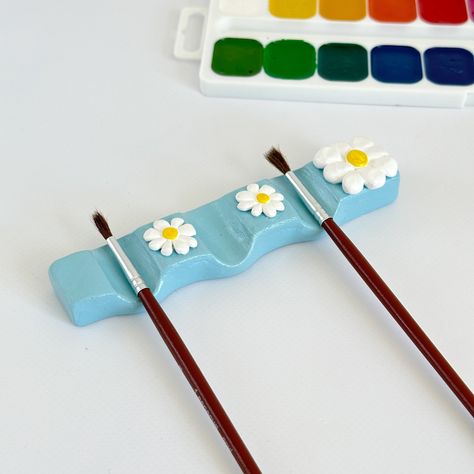 Daisy flowers paint brush holder - cute gift for artist or writers! Approx. measurements of item: Length - 5.3" (13.5 cm); Height - 1.3" (3.2 cm) This paint brush holder is made from air-dry clay and can hold 3 brushes. When you buy a listing, you get:  1) ONE daisy flowers paint brush holder. Also, you can order this paint brush holder in the color and size you need. To do this, just write me a message indicating the desired color and size and I'll create for you a special listing.  2) Neat pac Paint Brush Holders Diy, Air Dry Clay Business, Clay Paint Holder, Paint Brush Holder Clay, Air Dry Clay Jewelry Tray, Air Dry Clay Pencil Holder, Brush Holder Clay, Clay Paint Brush Holder, Clay Brush Holder