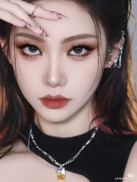 Korean Vampire Makeup, Ulzzang Makeup Dark, Dark Asian Makeup, Make Up Wisuda Korean Look, Cute Vampire Makeup, Dark Korean Makeup, Edgy Korean Fashion, Korean Vampire, Dark Douyin Makeup