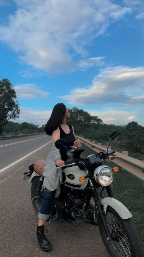 Lady Motorcycle Rider Outfit, Photo With Bike Ideas, Posing With Motorcycle, Poses With Motorcycle, Motorcycle Pictures Ideas, Lady Biker Aesthetic, Motorcycle Aesthetic Outfits, Poses With Bike, Girls Riding Bikes