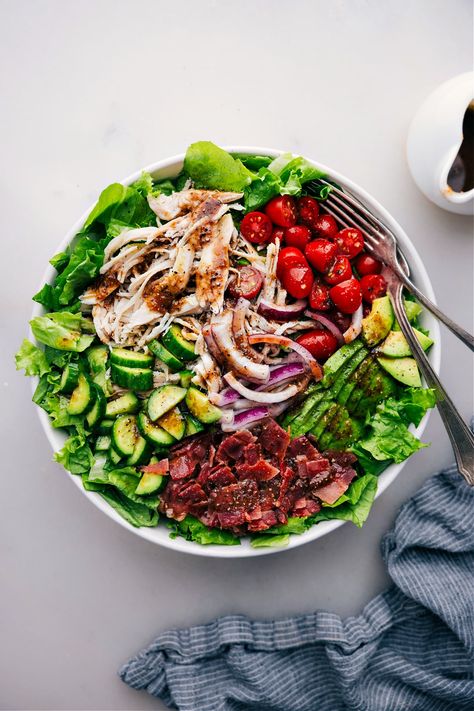 Turkey Avocado Salad, Salad Thanksgiving, Salad Easy Recipe, Sweet Potato Quinoa Salad, Shredded Turkey, Chelsea's Messy Apron, Light Soups, Turkey Salad, Avocado Sandwich