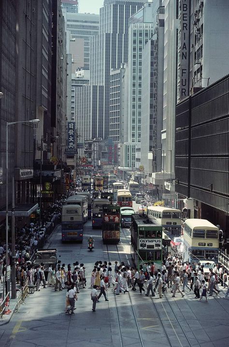 British 80s Aesthetic, Hong Kong Cityscape, 80s Hong Kong, Hong Kong Aesthetic, Hong Kong Building, Hong Kong Architecture, Hong Kong Travel Guide, Hong Kong Street, Streetscape Design