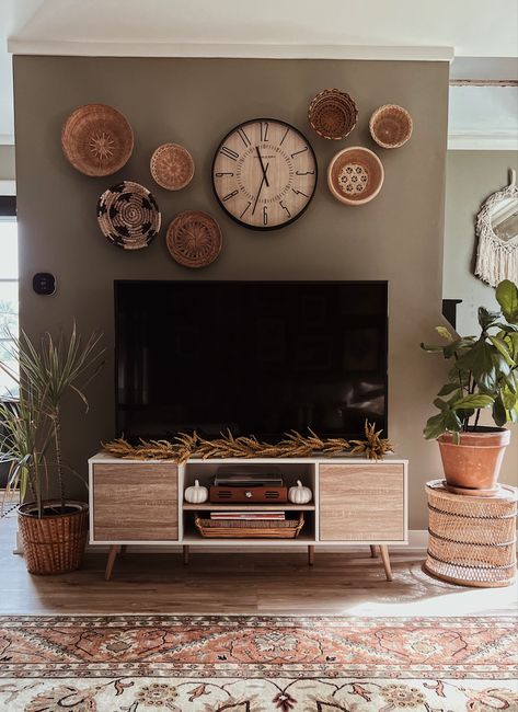 Boho Tv Table, Basket Wall Over Tv, Boho Decor Tv Wall, Clocks In Bedroom Ideas, Living Room Basket Wall, Baskets On Wall Around Tv, Baskets Around Tv On Wall, Kitchen Basket Wall Decor, Clock On Tv Wall