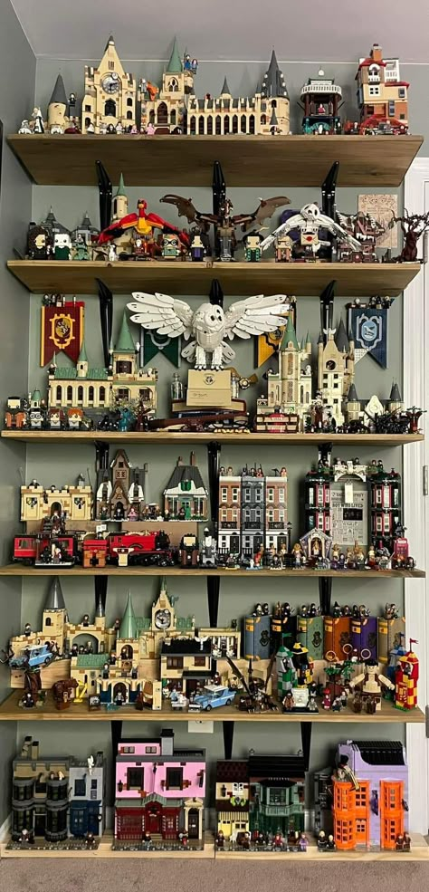 Legos Display, Lego Sets Display Ideas, How To Display Legos, Christmas Wishlist Room Decor, Displaying Lego Sets, Harry Potter Lego Room, Lego Displays, Hogwarts Lego Display, Harry Potter Lego Display