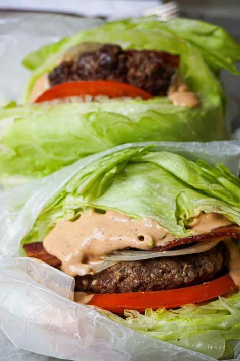 Hamburgers with Animal Sauce and Iceberg Lettuce Buns Veggie Burger Lettuce Wrap, Lettuce Bun Burger, Iceberg Lettuce Sandwich, Lettuce Hamburger Wraps, Things To Make With Lettuce, Breakfast Lettuce Wraps, Iceberg Recipes, Iceburgers Lettuce Salad, Healthy Dinner Low Carb