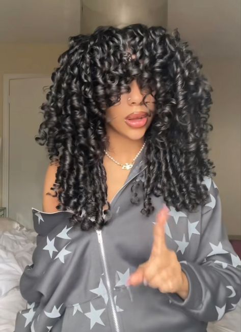 Short Wet Curly Hair, Long Big Curly Hair, Emily Demian, Curly Cuts With Layers Medium, Curl Inspiration, Cut Curly Hair, Curly Hair Sew In, Curling Tips, Curly Hair Ideas