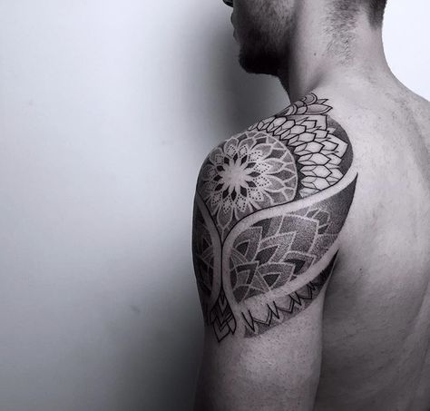 Traditional Mandala Tattoo, Top Of Shoulder Tattoo, Mandala Tattoo Shoulder, Men's Tattoo, Mangas Tattoo, Geometric Mandala Tattoo, Tattoo Shoulder, Tattoo Concepts, Tattoo Themes