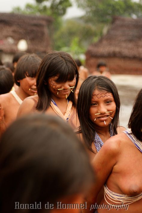 Viriunaveteri, Venezuela. Yanomami women dancing a tribal dance. The village of Viriunaveteri consists of 15 huts around a muddy square. It's situated in the Venezuelan Amazone several days by boat from the nearest town. This community on the banks of the Casiquiare is one of the few Yanomami villages that actually has some contact with the outside world. Most other tribes live deeper in the jungle. Yanomami Tribe, Amazon Tribe, Women Dancing, Amazon Rainforest, In The Jungle, Outside World, The Village, Banks, Dancing