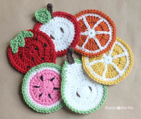 Repeat Crafter Me: Crochet Fruit Coasters Pattern - a set of adorable and FREE crochet patterns....Love Sarah's work! Fruit Coasters, Repeat Crafter Me, Confection Au Crochet, Crochet Fruit, Crochet Coaster Pattern, Crochet Food, Crochet Simple, Square Crochet, Crochet Diy