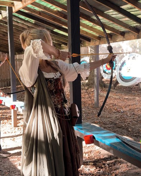 get yourself a girl that can do archery and defend herself with a dagger 🗝️ renaissance faire, ren faire, medieval festival, fantasy costume #renaissancefaire #newyorkrenaissancefaire Ren Faire Camping, Renfaire Aesthetic, Ren Faire Aesthetic, Elf Vibes, Ren Fair Outfits, Archer Costume, Couple's Costume, Bar Maid, Fantasy Look