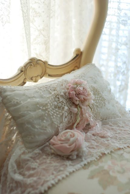 Jennelise: So Pretty. Camera Shabby Chic, Shabby Chic Decorating, Decoration Shabby, Cottage Shabby Chic, Estilo Shabby Chic, Shabby Chick, White Bed, Decor Shabby Chic, Shabby Chic Bedroom