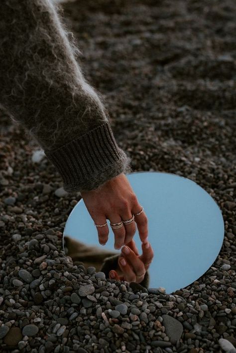 Creative Mirror Photography, Photoshoot Simple, Simple Gold Rings, Photography Reflection, Jewellery Photoshoot, Creative Mirror, Mirror Photography, Reflection Photos, Minimal Photography